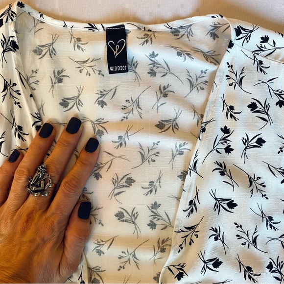 windsor rayon white & black floral wrap top w ruffle sleeves / size medium - Picture 3 of 5
